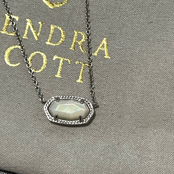 Kendra Scott Elise Necklace - Picture 1 of 2